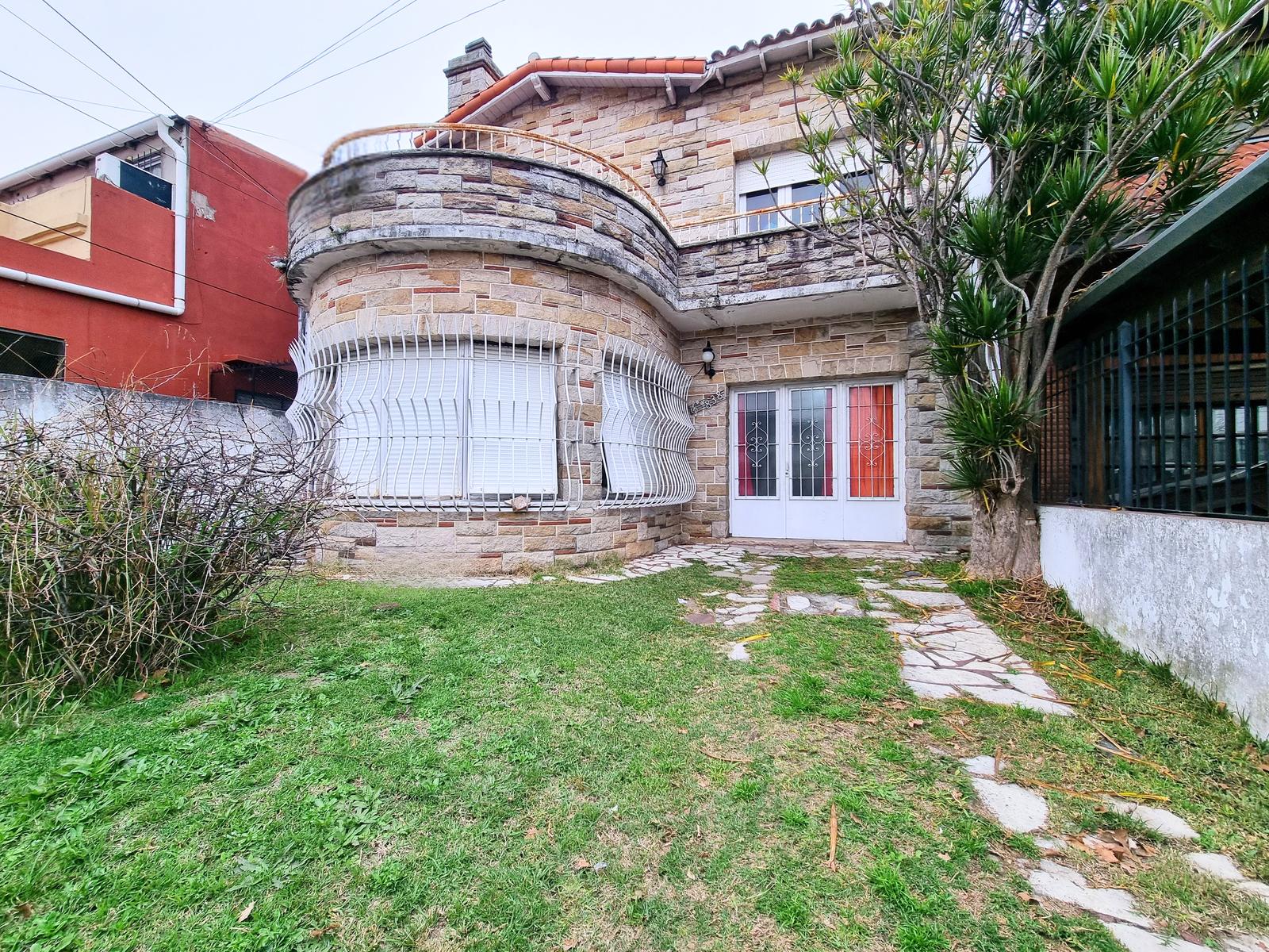 VENTA | Casa 4 ambientes en Bernal Este con jardín y gran lote – a reciclar - 3