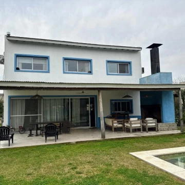 Casa en venta de dos plantas en el Barrio La Emilia, Pilar