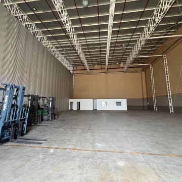 Depósito 600m2 con rociadores, oficina baños y vestuarios . Seguridad 24 hs.