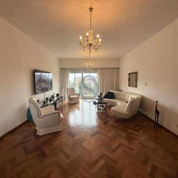Venta Departamento tres ambientes con balcón y cochera en Centro