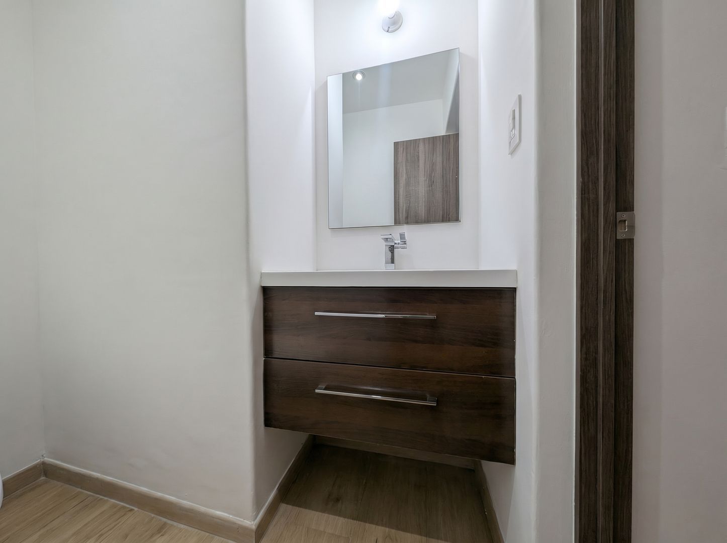 Baño visitas_ AI - Mejora 2K - Baño - 4x3.jpg