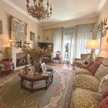 VENTA CASA 5 AMBIENTES  TERRAZA, COCHERA, PATIO CON POTENCIAL  COMERCIAL