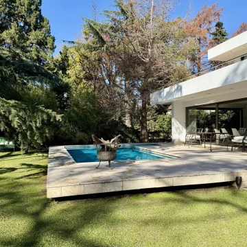Casa renovada con piscina y lote central en El Barranco, Pilar – lista para mudarse