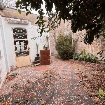 Casa a refaccionar. Lote propio. La Plata