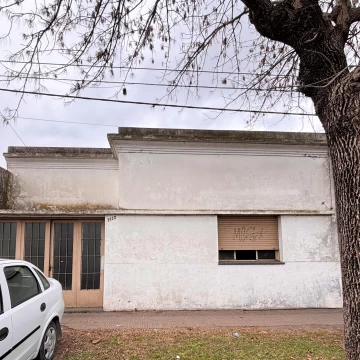 Lote propio, con casa a refaccionar. La Plata