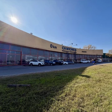 Local comercial con amplio frente a acceso oeste en alquiler