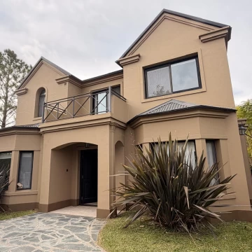 Casa venta en lote central  con renta hasta Febrero '27