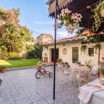 VENTA. CASA 5 AMBIENTES. JARDÍN. QUINCHO. COCHERA. FLORES