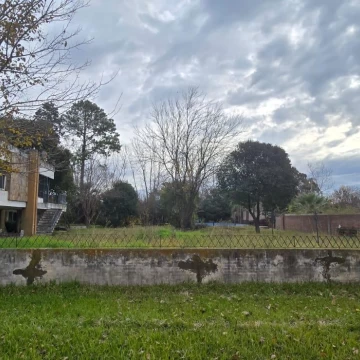 Funes Alquiler Casa a reciclar con gran pileta sobre Lote de 2100 m2 ideal desarrollos comerciales