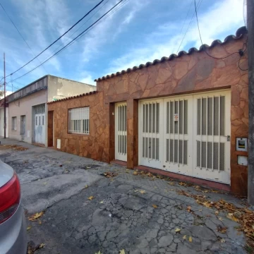 Casa en venta de tres dormitorios en barrio Hospitales