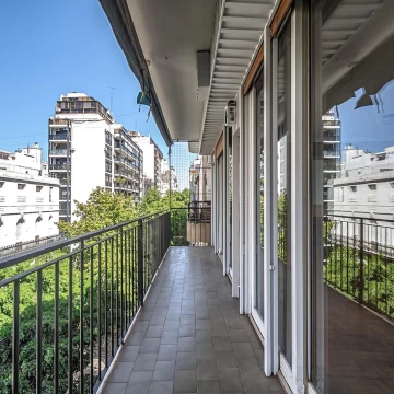 VENTA PISO  DE CATEGORIA  FRENTE  Al PALACIO DUHAU  CON COCHERA 