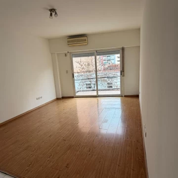 Alquiler Monoambiente Balvanera, al frente, con balcon!! muy luminoso, expensas bajas.