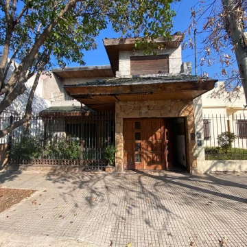 Casa con galpon en Parque Avellaneda