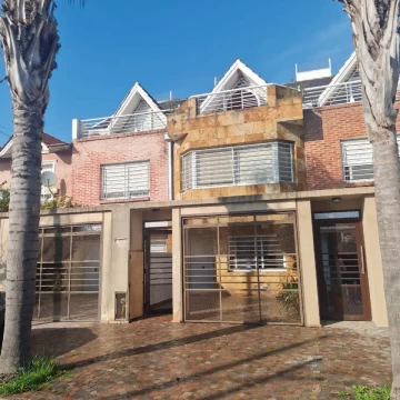 Excelente Triplex de 3/4 ambientes con cochera y patio ubicado en Aldo Bonzi
