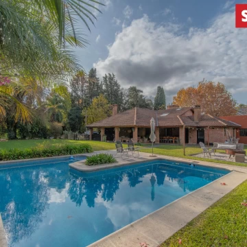 Mapuche CC venta o alquiler,  casa en una planta, 4 cuartos, escritorio, galería. Piscina.