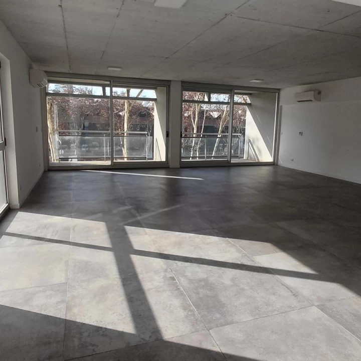 Oficina en alquiler y venta con Dos Balcones en Distrito Quartier, Retiro