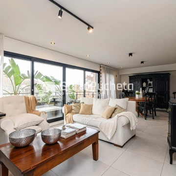 Venta departamento de 3 ambientes de categoría con amplio balcón aterrazado y cochera en Haedo.