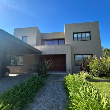 Casa en venta, apto crédito. 3 dormitorios y un escritorio, pileta. Estancias del Rio, Pilar