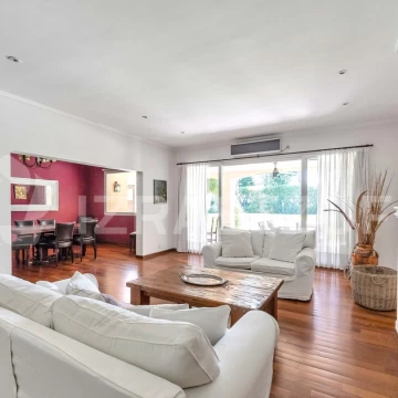 Casa en venta en el barrio El Encuentro con cuatro dormitorios más escritorio