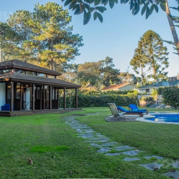 Chalet en venta Playa Mansa,  4 dormitorios y 4 baños, piscina !