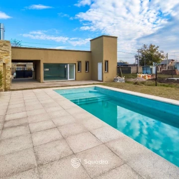 VENTA - Casa 2 dormitorios, cochera con parrillero y piscina - Tierra de Sueños 3, Roldán.