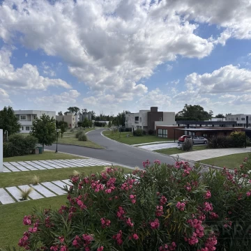Casa en alquiler de 5 ambientes con jardín y pileta en Haras Santa María, Loma Verde