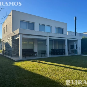 Casa con 3 dormitorios en venta y/o alquiler en Los Lagos, Nordelta.