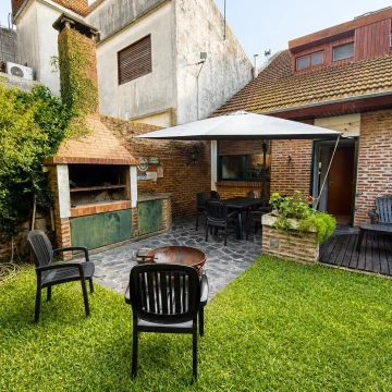 VENTA CASA 5 AMBIENTES en 2 PLANTAS - JARDÍN y COCHERA - Monte Castro