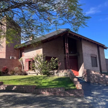 Casa a la venta 3 dormitorios en barrio San Salvador ,espectacular !!