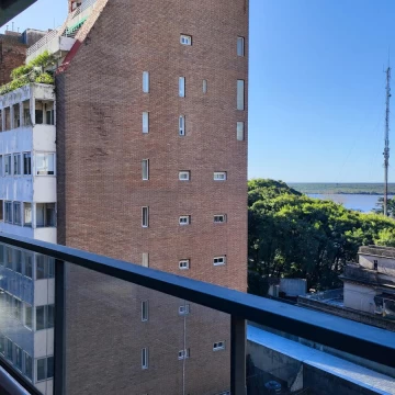 Alquiler de departamento de un dormitorio con balcón al frente sobre calle Urquiza VISTA AL RIO