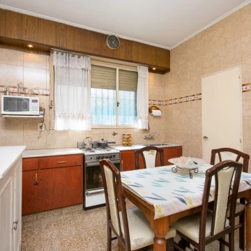 Departamento 3 ambientes c/dependencia en venta. Planta baja al frente con Patio. Orientación norte.