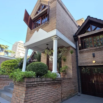 Casa en Villa Ballester - Venta - Cinco ambientes - Excelente Calidad de Construcción.