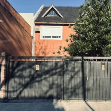 Casa PH de 5 ambientes en Villa Devoto | Entrada independiente, garage para 2 autos, patio, terraza y playroom