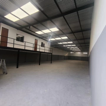 Galpón a estrenar 509 m2 Piso apto tránsito pesado con 2 oficinas y 2 baños. Escritura