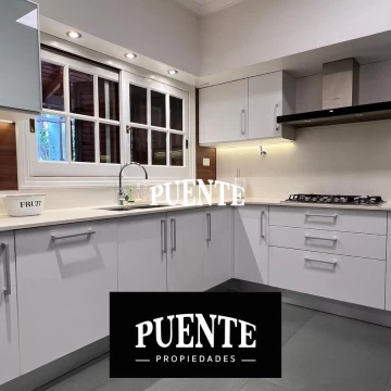 Chalet de 4 dormitorios, con parque y pileta en la mejor ubicación de Monte Grande
