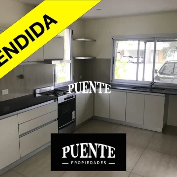 Casa 3 dorm   escritorio ó 4º dorm   altillo   pileta clim. en  Saint Thomas Este