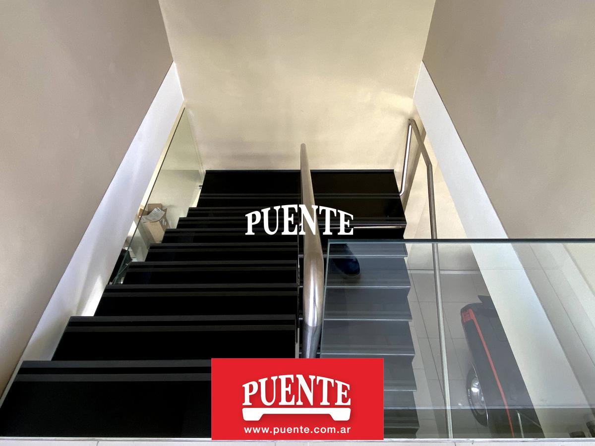 Escalera en vidrio y acero