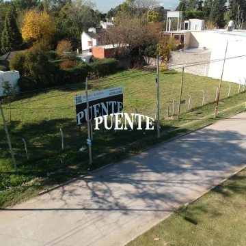 Excelente esquina comercial en Canning, sobre la arteria principal de la zona.