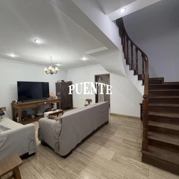 Casa en venta 4 dormitorios con garage, parque y piscina en Banfield Este