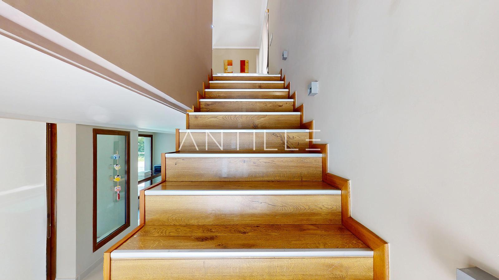 ESCALERA 2 CASA EN ABRIL CLUB DE CAMPO, HUDSON