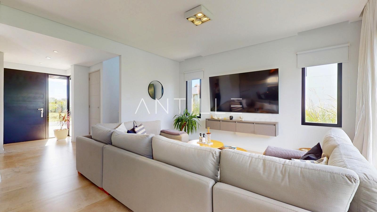 LIVING 1 CASA EN GREENVILLE POLO 