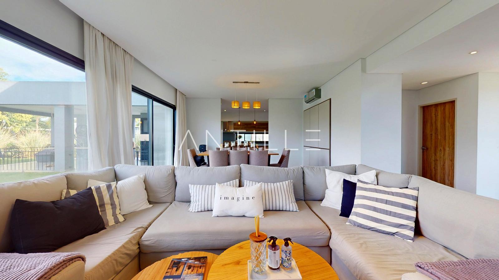 LIVING 3 CASA EN GREENVILLE POLO 