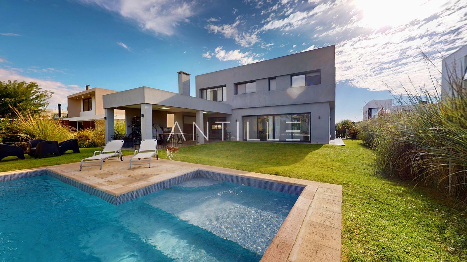 FACHADA 3 CASA EN GREENVILLE POLO 