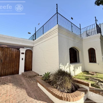 Casa -Quilmes en una planta con gran parque, pileta y quincho ,excelente estado.