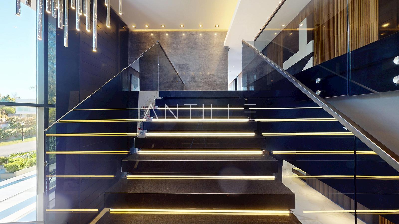 ESCALERA 2 CASA EN ABRIL CLUB DE CAMPO, HUDSON