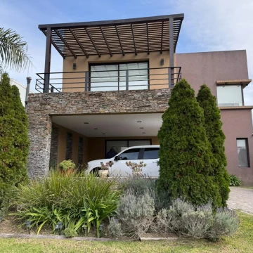 VENTA CASA 5 AMBIENTES DE CATEGORÍA FULL AMENITIES EN BARRIO LOS TRONCOS