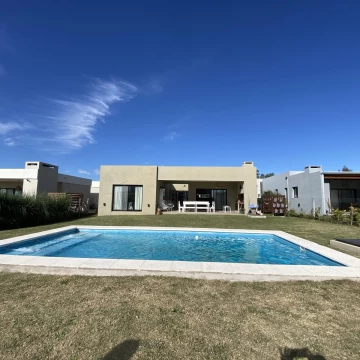 ALQUILER CASA 4AMB CON PILETA LOTE CENTRAL PILAR DEL ESTE CON OPCIÓN A COMPRA / PERMUTA