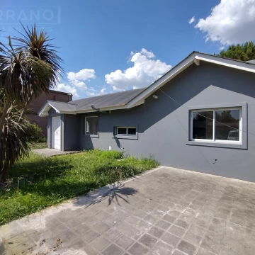 Venta. Casa 3 Ambientes. Con Quincho y Parrilla. Barrio Parque Sakura