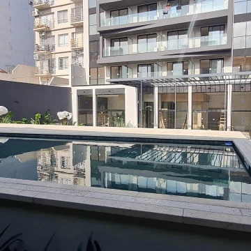 Departamento en venta, San Cristóbal de 3 ambientes al frente, balcon y patio . Full amenities