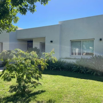 Casa en VENTA CON RENTA - Barrio San Francisco - Villanueva